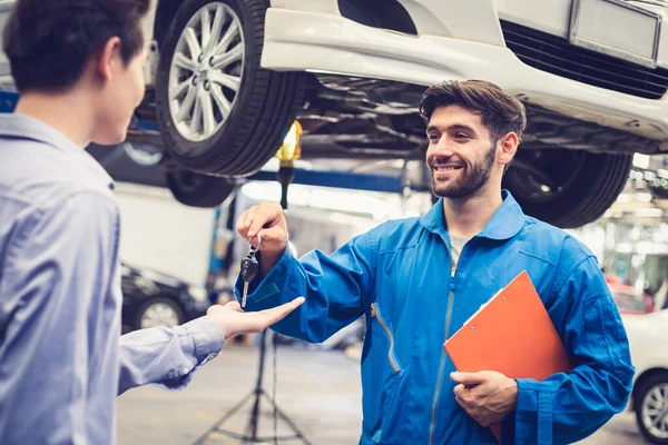 Mecânica Segurando Prancheta Dando Chave Volta Para Proprietário Carro Garagem — Fotografia de Stock