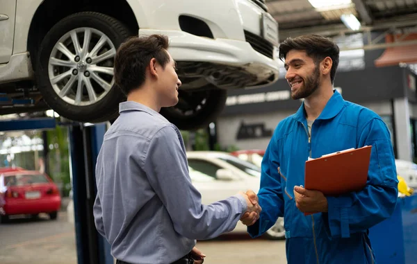 Appunti Meccanici Che Stringono Mano Proprietario Dell Auto Nel Garage — Foto Stock