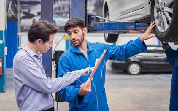 Mechanic Holding Clipboard Car Owner Workshop Garage Car Auto Services — Stock Photo, Image