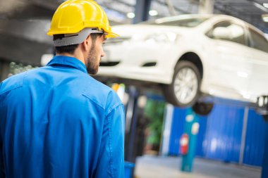 Tamirci tamirhanesinde. Otomobil servisi kavramları