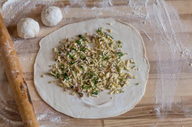 Oklava aile içi yumurta, hamur ve bir peynir, tavuk, pasta için doldurma Yeşiller