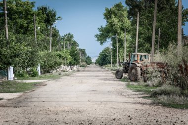 Traktör römork yakınındaki kırsal bir sokak yol ile