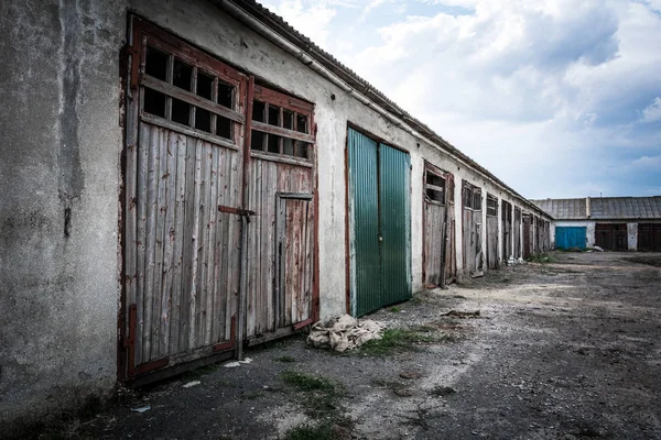 Un edificio de garaje en ruinas — Foto de Stock