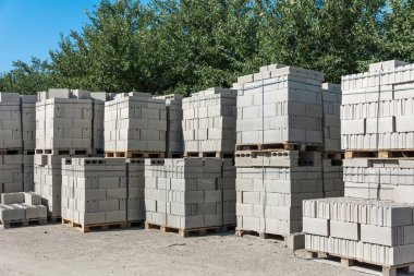 Palet üzerinde beton bloklar