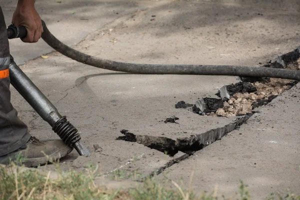 Obras de reparação de estradas com martelo pneumático — Fotografia de Stock