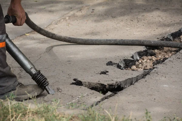 Trabajos de reparación de carreteras con martillo neumático — Foto de Stock