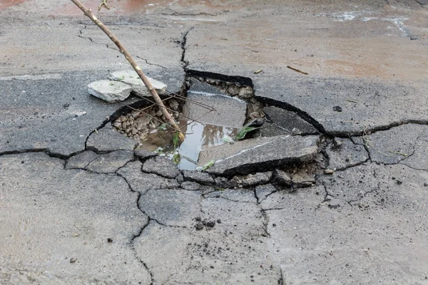 Agujero de asfalto, carretera dañada — Foto de Stock