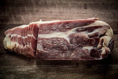 Dilimlenmiş jamon ahşap bir gemide izole