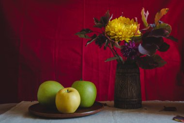 Elma ve sonbahar çiçek