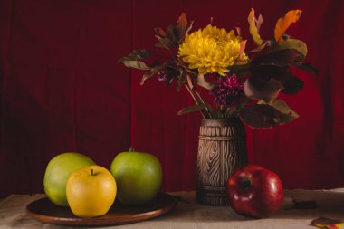 Elma ve sonbahar çiçek