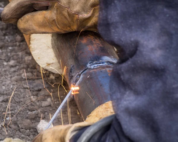 Soldadura local de tubos de metal — Fotografia de Stock