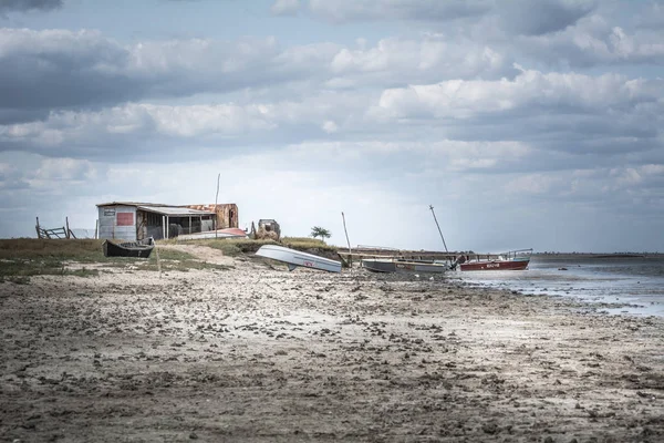 Hav-landskap, fiskestuga och båtar — Stockfoto