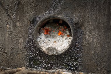 Asfalt yol çalışmaları için fırın erime içinde kömürlerin yanma. Erime bitüm.