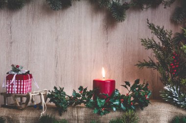 Noel kartı. Mum ve holly dekorasyon Noel süsler, ahşap çerçeve ile dalları