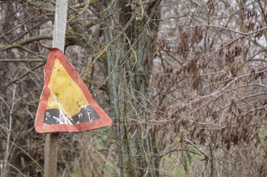 Eski yol işaret çizik - dikkat çukurları