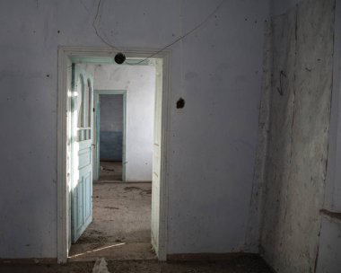 Eski bir ev onarım gerektiren Clay tesislerinde