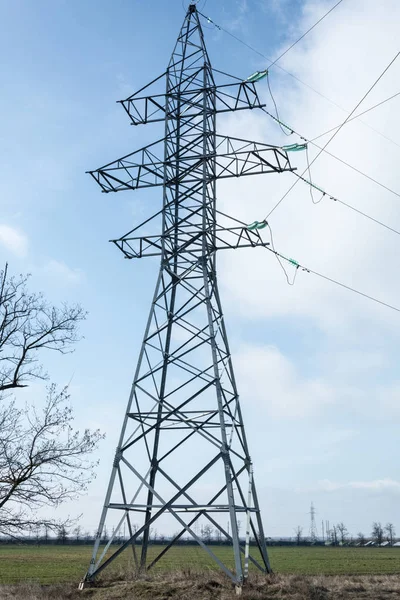 Elektrik yüksek gerilim güç pilon ve mavi gökyüzü Ukrayna Şubat