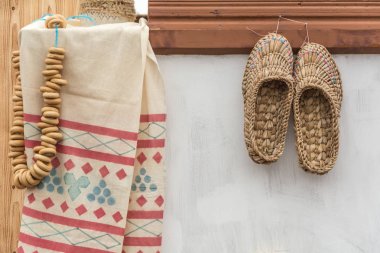 Fırını, simit bir bohça ve geleneksel bir havlu dokuma ayakkabı bekle