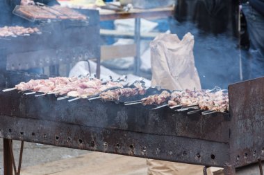 Şiş kebap sokakta ızgarada pişirilir
