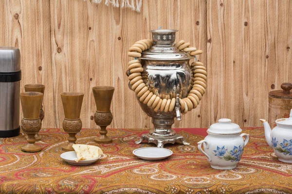 Das Konzept Des Teetrinkens Samowar Bagels Und Tee Zum Fastnachtsfest — Stockfoto