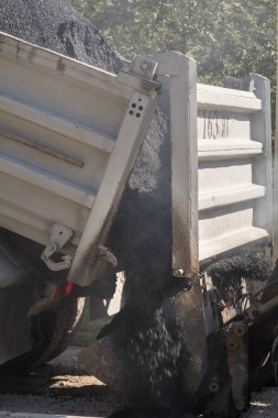 Makine sıcak asfalt yollar onarmak için kaldırır