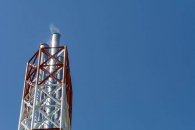 Termal istasyon mavi gökyüzü karşı borular