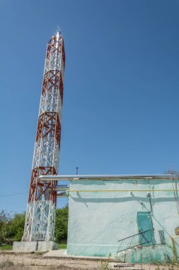 Termal istasyon mavi gökyüzü karşı borular