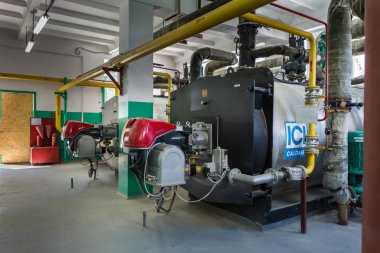 Bendery, Moldova - 27 Nisan: Isıtma kazanları Isıtma su ICI Caldaie ve gaz brülörleri Riello Moldova ısıtma tesisi için