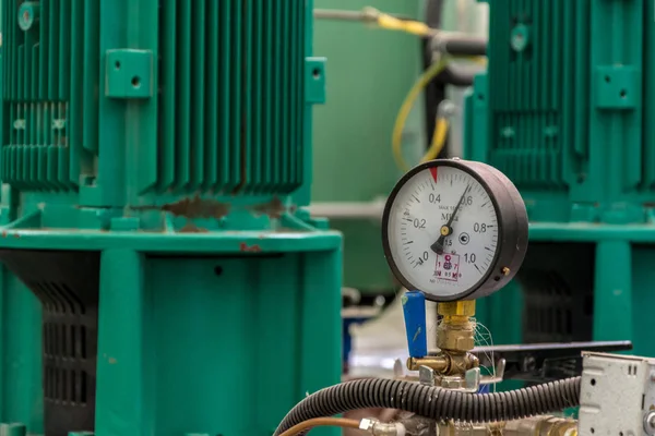 供热系统泵送设备压力表 — 图库照片