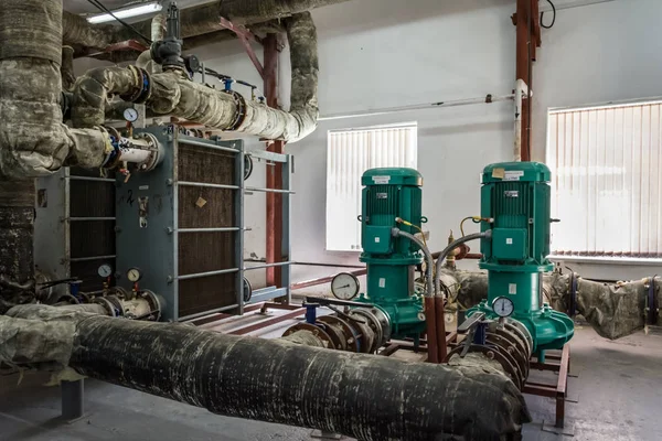 Apparatuur Voor Het Verwarmingssysteem Aanvoer Van Water Pompen — Stockfoto