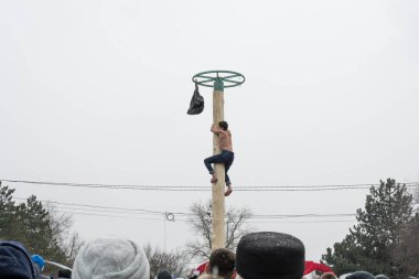 Tiraspol, Moldova-Şubat 18, 2018: çocuk ödül için ahşap bir direğe tırmanma. Slav halk pagan tatil Maslenitsa (Shrovetide) - bahar sembolik bir toplantı.