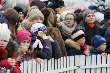 Tiraspol, Moldova - 18 Şubat 2018: Vatandaşların ve turistlerin şenlikte Slav pagan tatil Maslenitsa. Maslenitsa (Shrovetide) - bahar sembolik bir toplantı.