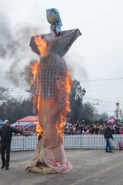 Tiraspol, Moldova - 18 Şubat 2018: yanan Rite Maslenitsa doldurulmuş. Slav pagan tatil Maslenitsa (Shrovetide) - bahar sembolik bir toplantı.