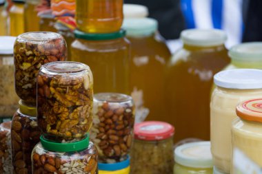 Bal ile ceviz, ayçiçeği tohumu bal bir cam kavanoz