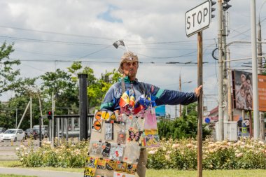 Chishinau, Moldova - 11 Haziran 2017: Bir sokak satıcısı durdurmak arabalar için bekler. Arabaları trafik sıkışıklığı olduğunda Chisinau, sokak satıcıları sürücüler mallarını sunar.