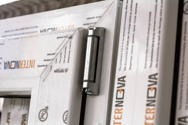 UPVC pencere menteşeleri. Beyaz pvc plastik pencere profili Internova 'nın mobilya ögeleri.