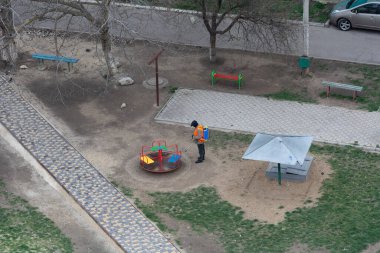 Coronavirus Karantinası. 2020 Coronavirus hastalığına karşı önlem olarak halka açık bir yerde dezenfekte ve arındırma, COVID. Moldova 'da oyun alanı