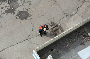 Coronavirus Karantinası. 2020 Coronavirus hastalığına karşı önlem olarak halka açık bir yerde dezenfekte ve arındırma, COVID. Moldova 'da oyun alanı