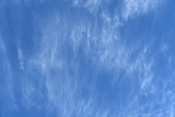 Cirrus felhők az égen. — Stock Fotó