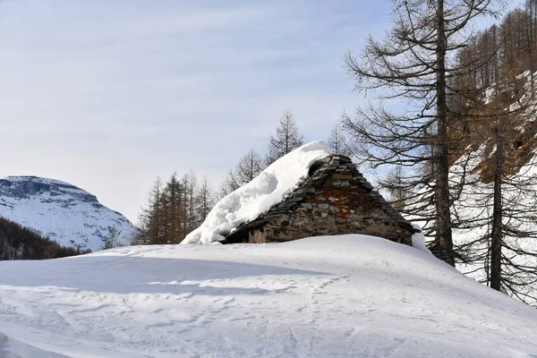 冬のアルプ デヴェロの小屋 — ストック写真
