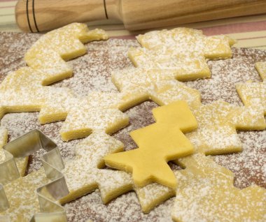 bir Noel ağacı şeklinde kurabiye pişirme serpilir 