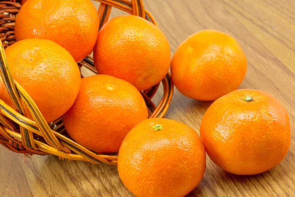 Tangerinas maduras na cesta — Fotografia de Stock