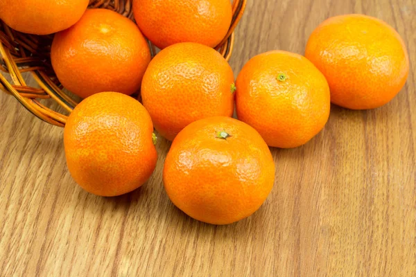 Tangerinas maduras na cesta — Fotografia de Stock