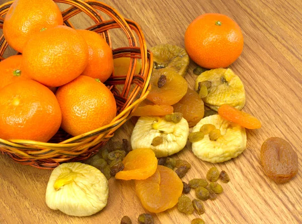 Mandarins em uma cesta, fruto secado, damascos secados, passas, figo — Fotografia de Stock