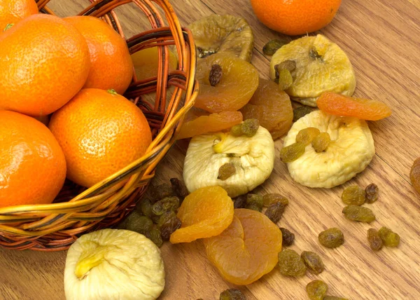 Mandarins em uma cesta, fruto secado, damascos secados, passas, figo — Fotografia de Stock