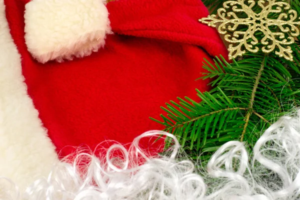 Шляпа Санта-Клауса, борода, ветка дерева — стоковое фото