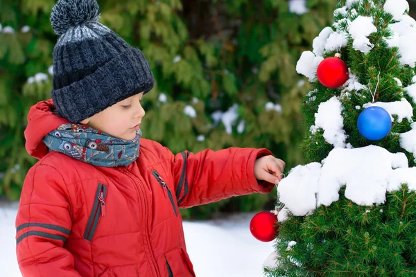 küçük çocuk Noel için bir Noel ağacı süsle
