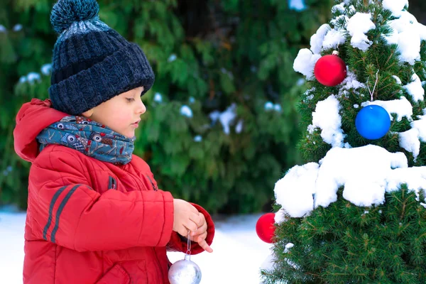 小さな男の子は、クリスマス、クリスマス ツリーを飾る — ストック写真