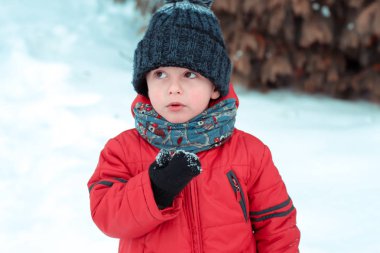 küçük çocuk açık havada karda yürüme