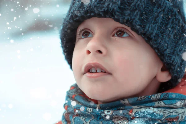 冬の屋外で小さな男の子の肖像画 — ストック写真